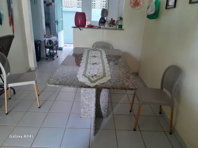 Mesa com pés em granito sendo o tamanho de. 1.70 X 0.90 mts.Os pés são em granito.
