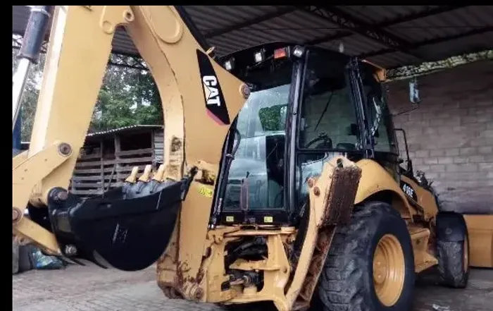Retroescavadeira Caterpillar 2016