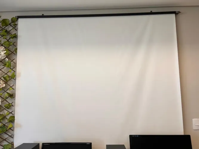 Tela de projeção retrátil 180x150cm