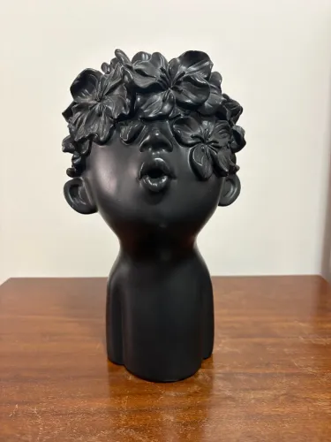 Escultura Decorativa - Menina com Flores no Cabelo