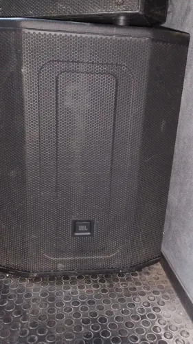 Caixa sub JBL semi nova, pouco usada