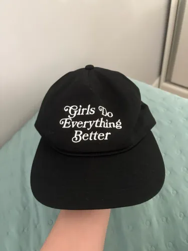 Bone preto aba reta ?girls do everything better? urban outfitters