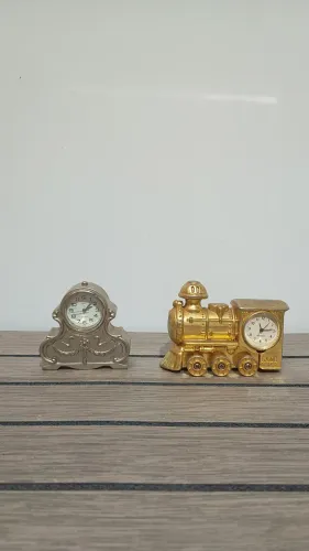 Mini relógios de mesa de ferro Não testado os dois pelo valor anunciado