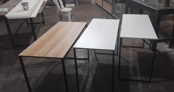 Mesa de estudo a pronta entrega no precinho 219,00, medindo 1.20x50x76.