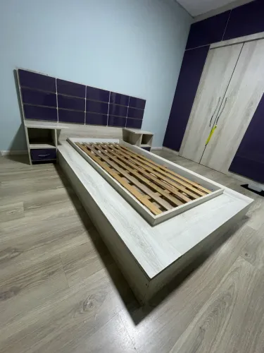 Cama de solteiro em MDF com cabeceira