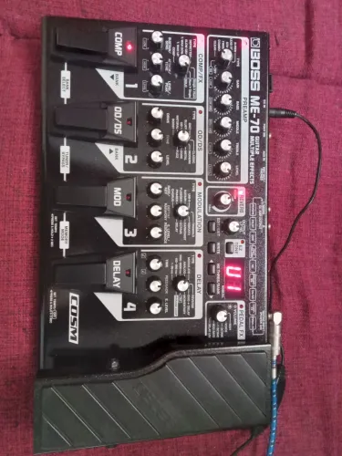 Pedaleira de guitarra boss me 70.