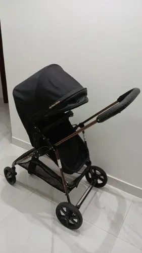 Carrinho de bebê com Moisés Galzerano 