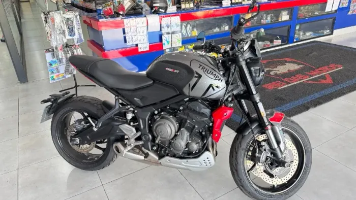 Triumph Trident 660cc - Baixa km e repleta de acessórios
