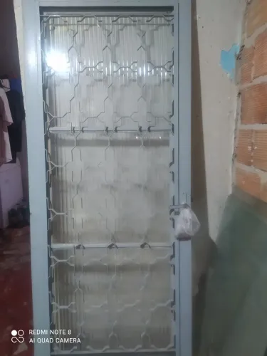 Vendo essa porta usada conservada com vidros, a mesma não ficava esposta ao tempo .
