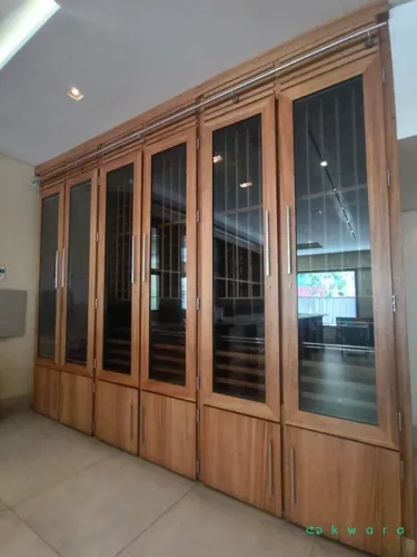 Adega climatizada com 12 portas