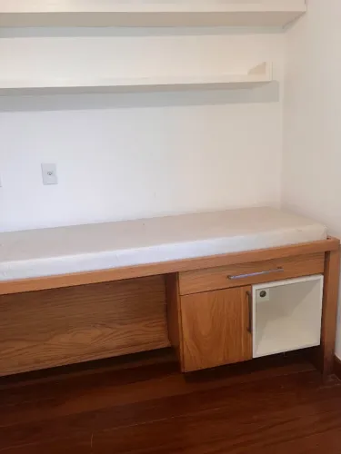 Maca de madeira com gaveta e armário 