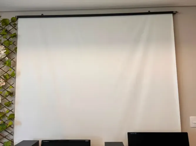 Tela de projeção retrátil 180x150cm