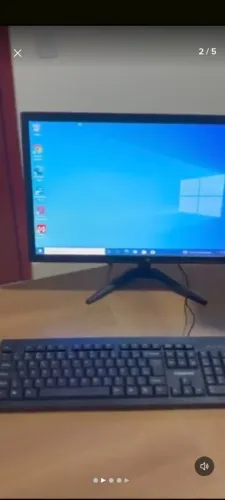 Computador com monitor, teclado, estabilizador