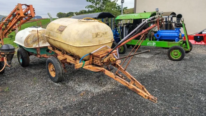 Pulverizador jacto 2.000 litros com bomba JP 100