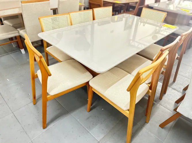 Mesa resistente de madeira 