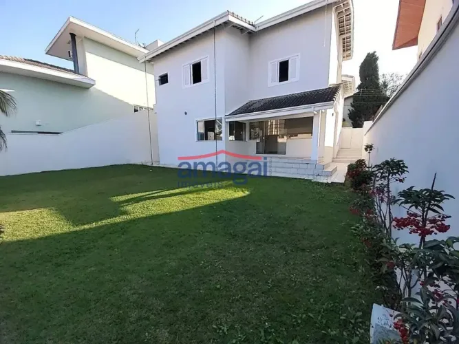 Linda casa em condomínio para locação!
