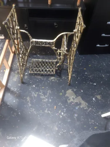 Pe de maquina antigo