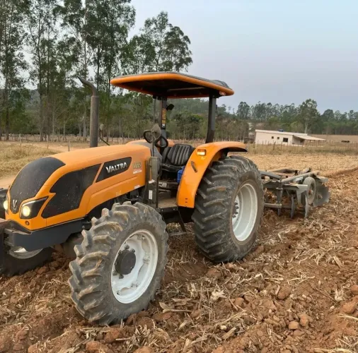 TRATOR AGRÍCOLA 
