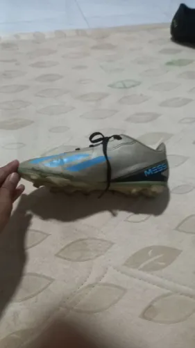Chuteira campo, adidas messi, boa e com marcas