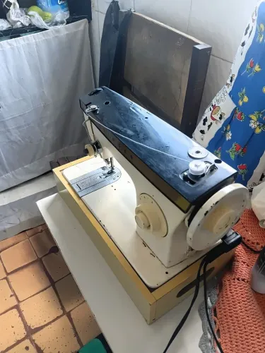 Máquina de costura Singer funcionado perfeitamente