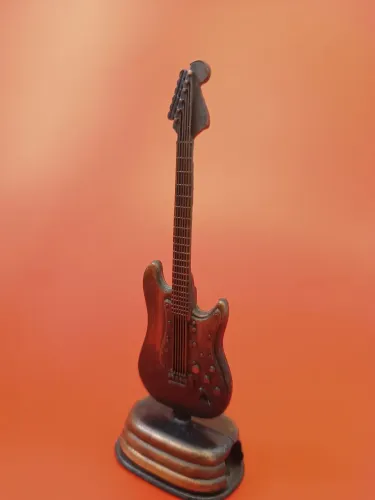 Miniatura apontador Guitarra 10cm de ferro antigo Antiguidade