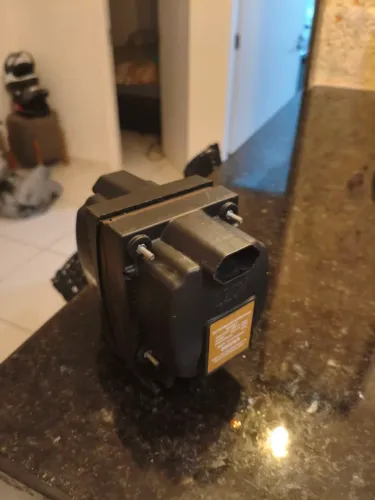 autotransformador bivolt de 2000VA.