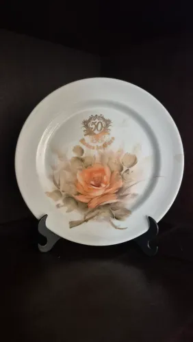 Prato de porcelana pintado à mão bodas de ouro com suporte
