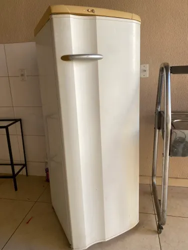 Vende-se GELADEIRA- BUFFET TÉRMICO