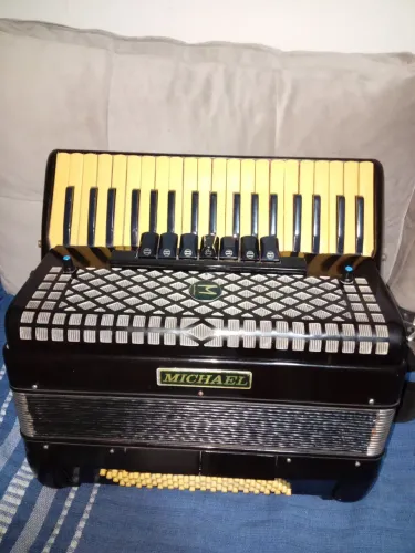 Acordeon michael 80 baixos terça e quinta de voz