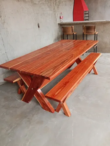 Mesa de 2 metros com bancos, na madeira macacaúba