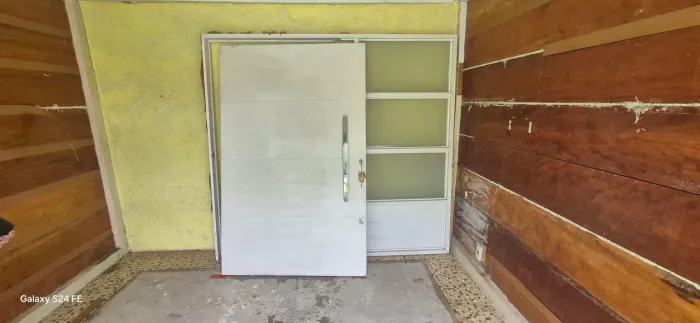 Oportunidade! Porta Pivotante em Ótimo Estado - Vão Total 2,23m