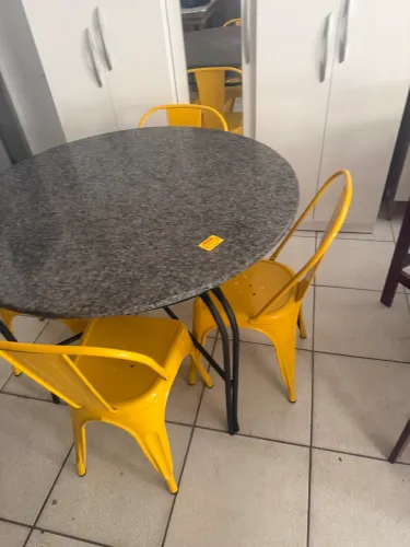 Mesa 4 cadeiras em ferro e latão e mesa com tampo de mármore top