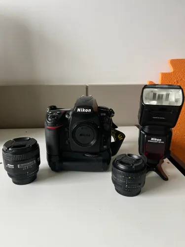 Camera Nikon D700 e D90 com acessórios