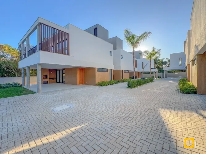 Casa nova em condomínio - 3 suítes - Pátio piscina - Cacupé - Florianópolis - SC