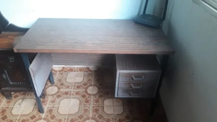 Mesa escrivaninha com gavetas clássica anos 80