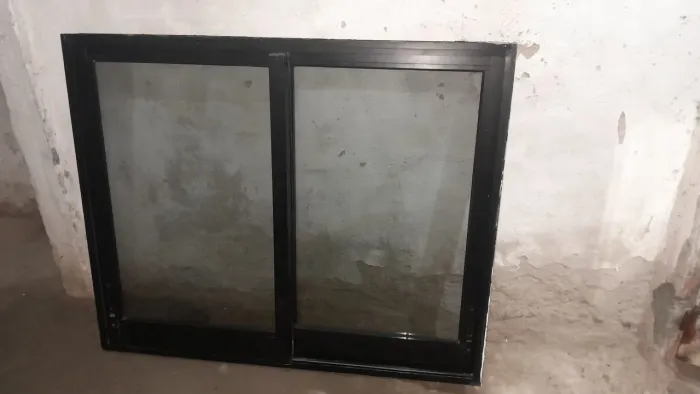 Vende-se janela de quarto