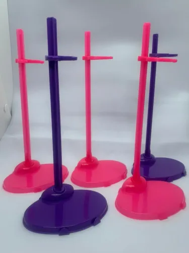 Lote com 33 Suportes para Bonecas Barbie, Monster High, Susi, Bratz, etc