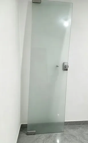 Porta de vidro com fechadura com as medidas 207cm e 56cm 