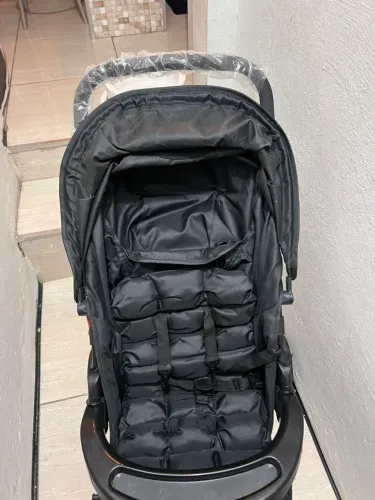 Carrinho de bebê e bebê conforto