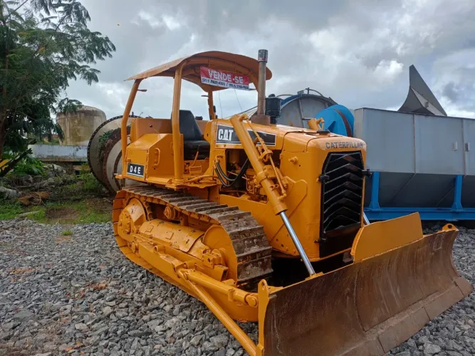 Trator de esteira D4E