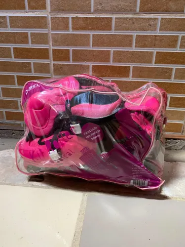 Vende-se patins na cor rosa por
