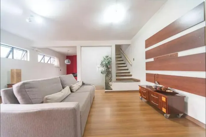 Sobrado semi mobiliado para locação com 255m² de área construída, sendo 3 dormitórios, 1 s