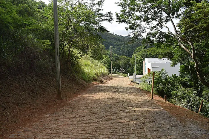 Oportunidade de morar ao meio da natureza em um lote com 1.861 metreos quadrados no Condom