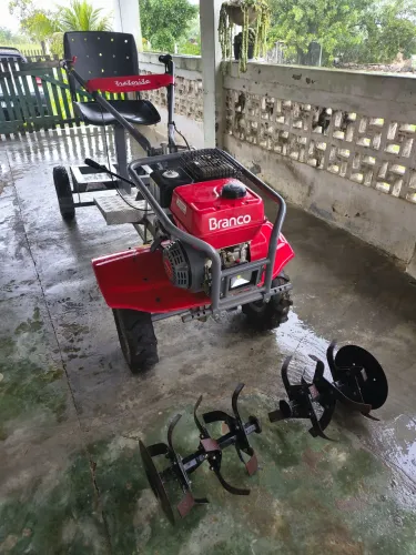MOTOCULTIVADOR BRANCO BTTG 7.5-800 7,5 CV + CARRETINHA + IMPLEMENTOS - SEMINOVO