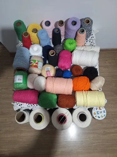 Lote de Barbantes, Fios Variados e Pote de Pérolas para Artesanato