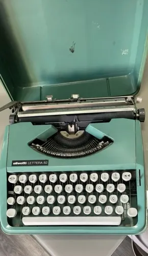 Máquina de Escrever Olivetti Lettera 82 Vintage