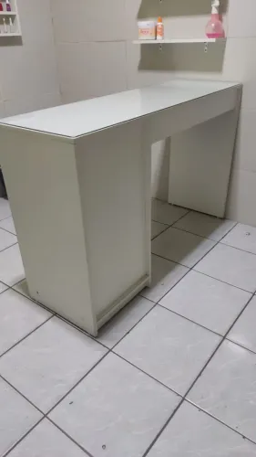 Mesa com tampo de vidro para manicure