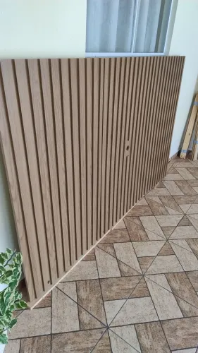 Painel de madeira ripado grande para TV