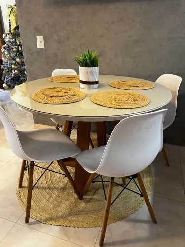 Mesa de jantar tampo de vidro off white com madeira + 4 cadeiras