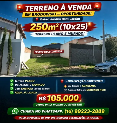 Terreno com muro ,poste e água .